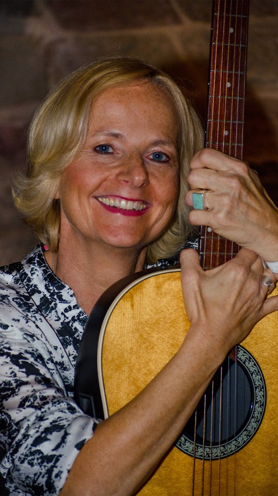 Annette Korn live Musik:
Annette mit ihrer Gitarre.